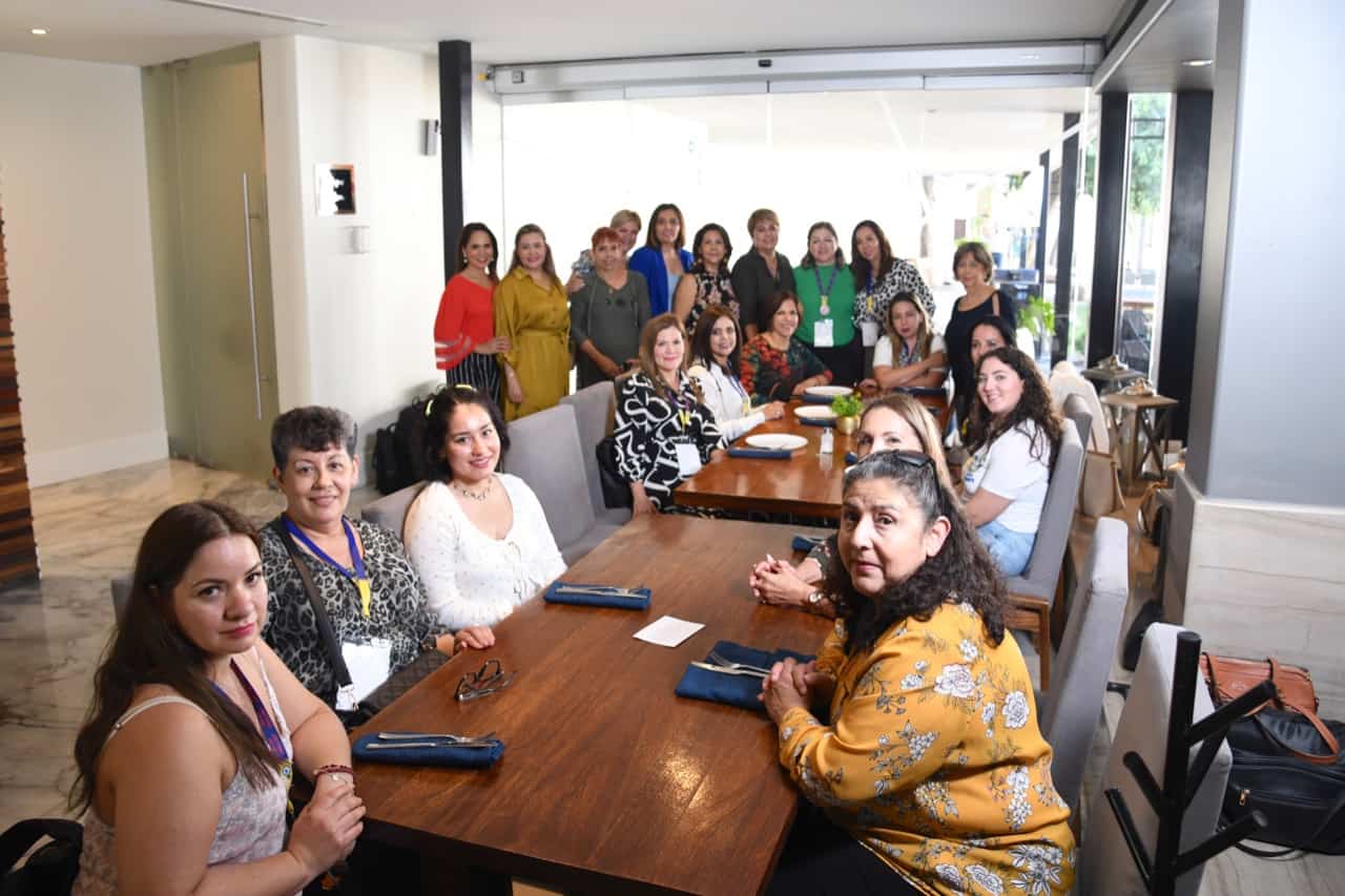 Damas mineras conviven en ameno cóctel