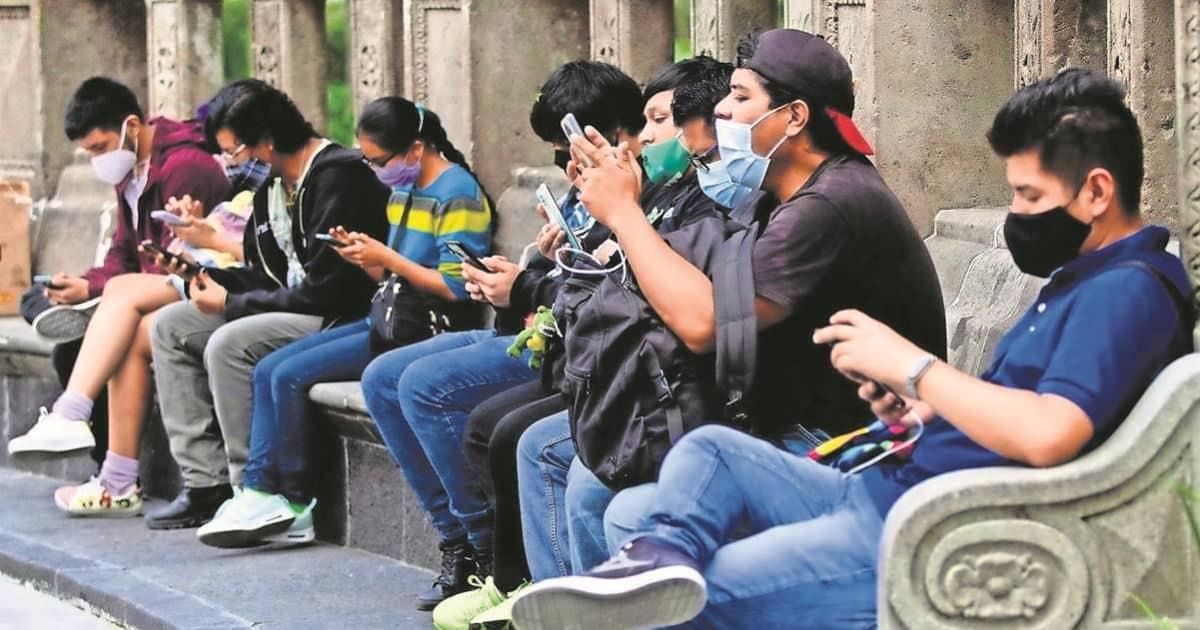 Mexicanos gastan más de 4 mil pesos en la compra de su celular