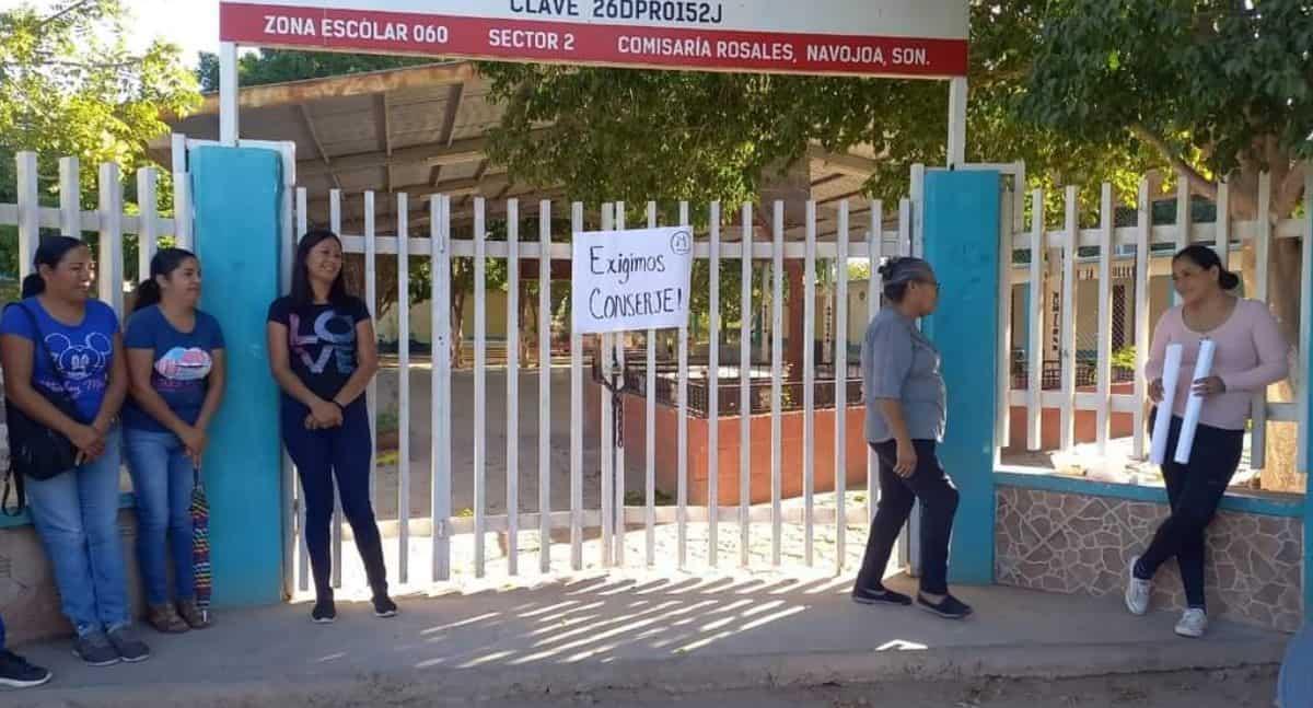 Toman escuela primaria por falta de conserje en Navojoa