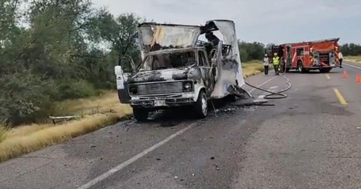 Vehículo es consumido por las llamas en la carretera a Bahía de Kino