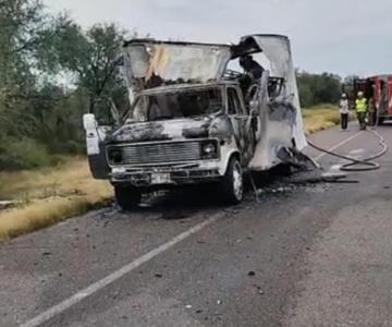 Vehículo es consumido por las llamas en la carretera a Bahía de Kino