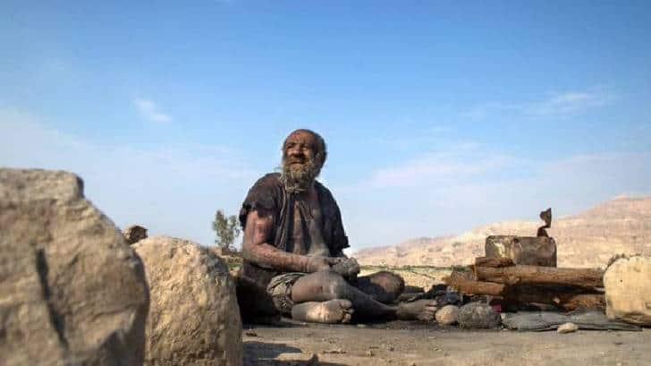 Fallece el hombre más sucio del mundo; no se bañó en 50 años