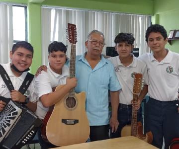 Los de la 6: jóvenes talento se unen para tocar y cantar música regional