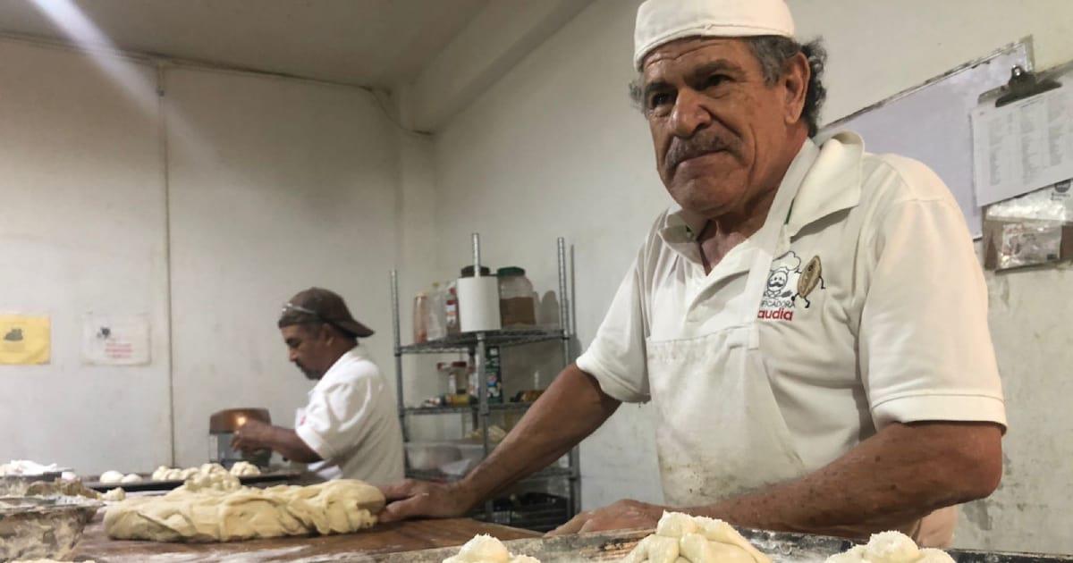 De colores y diferentes sabores, Samuel prepara el pan de muerto