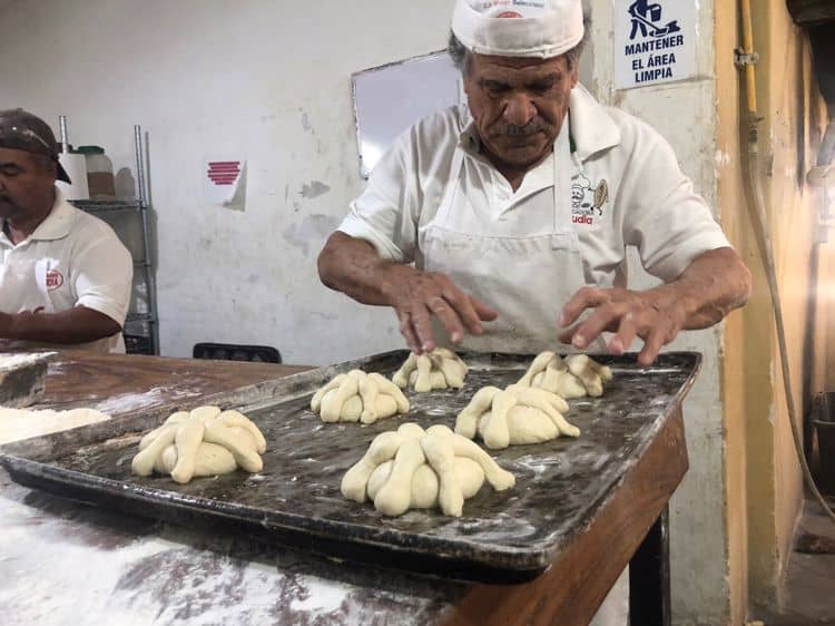 De colores y diferentes sabores, Samuel prepara el pan de muerto