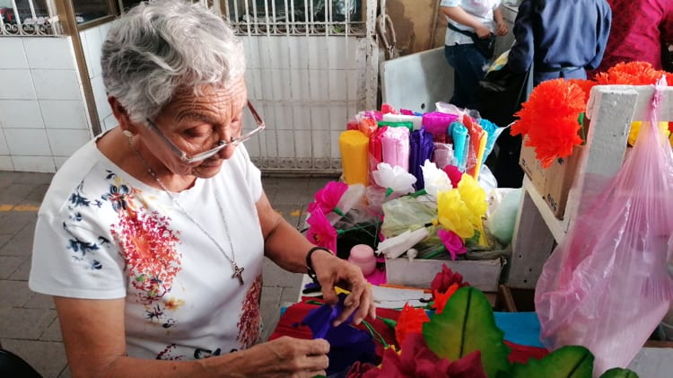 Mercado Municipal de Navojoa se viste con coronas de muertos