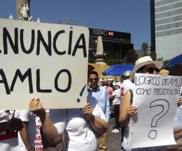 Reciben con protestas a AMLO en BCS