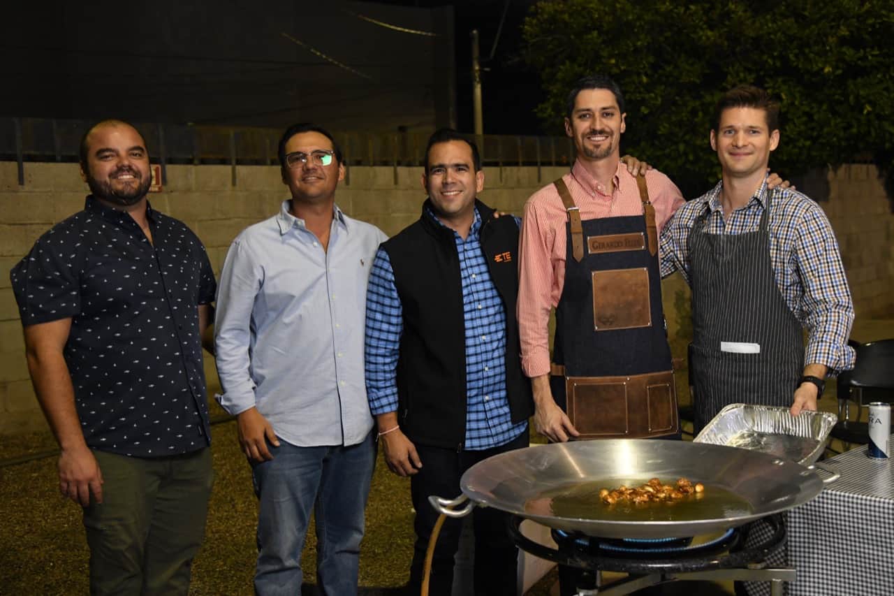 Familia Thezia conviven y ayudan con paellada