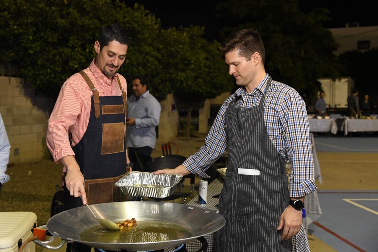 Familia Thezia conviven y ayudan con paellada