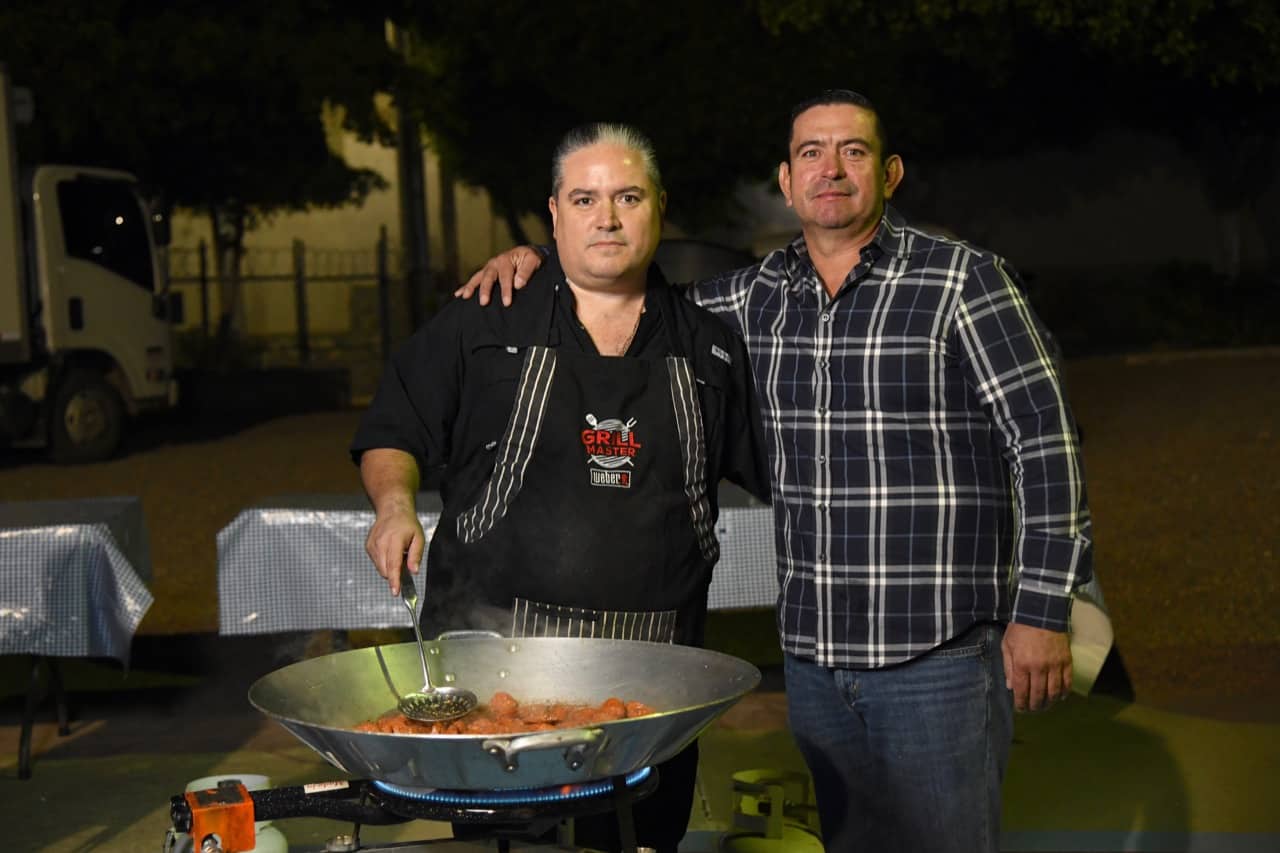 Familia Thezia conviven y ayudan con paellada