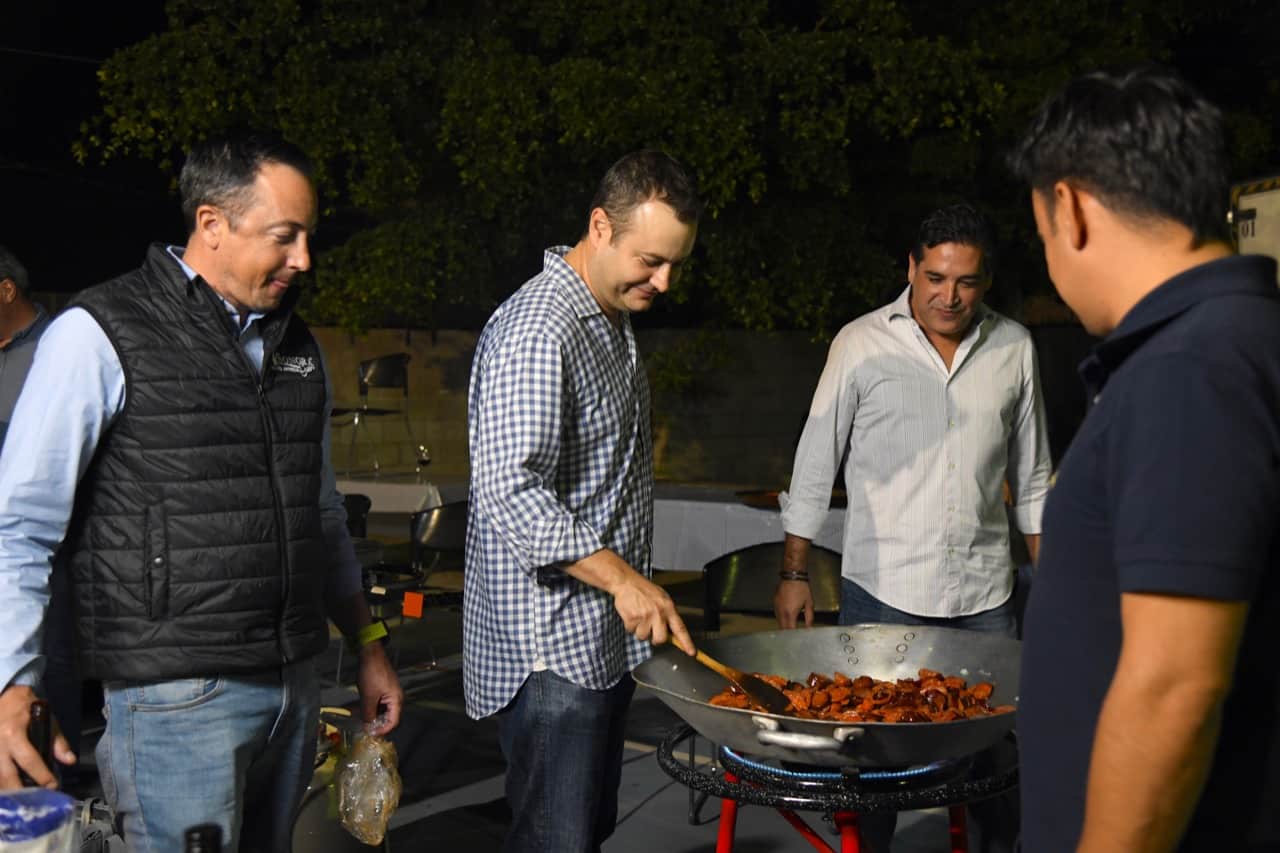 Familia Thezia conviven y ayudan con paellada