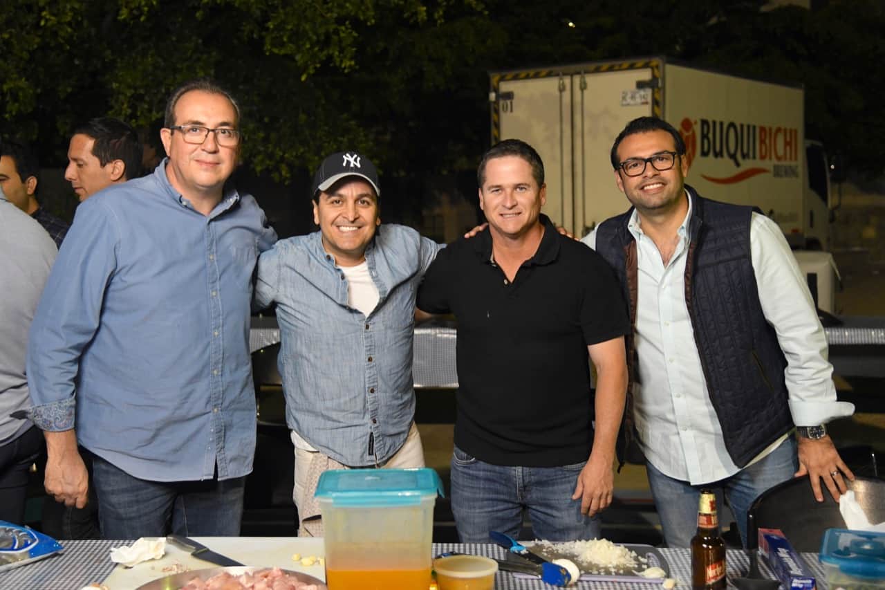 Familia Thezia conviven y ayudan con paellada