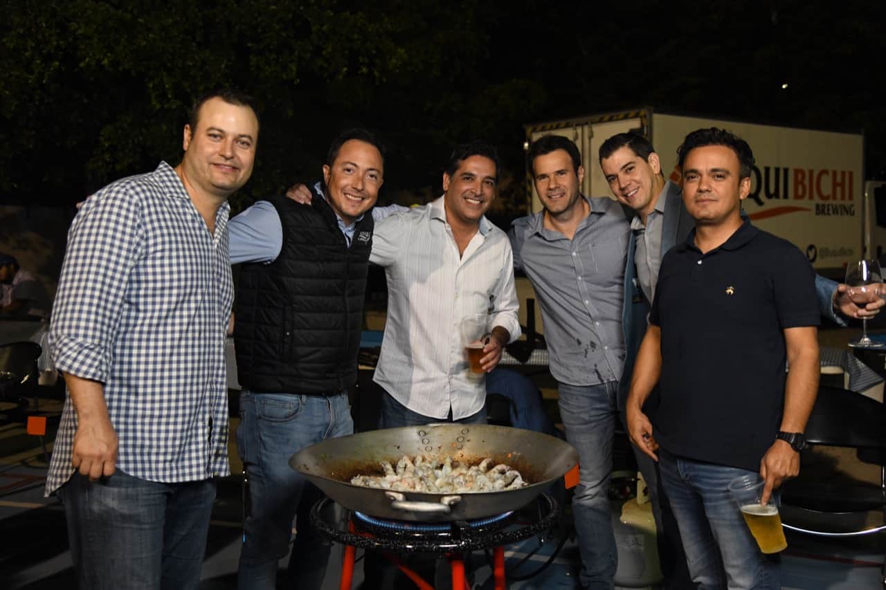 Familia Thezia conviven y ayudan con paellada