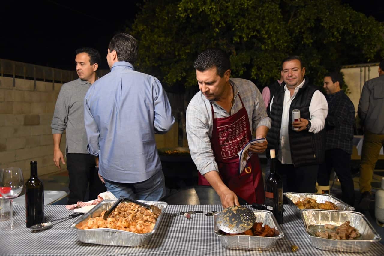 Familia Thezia conviven y ayudan con paellada