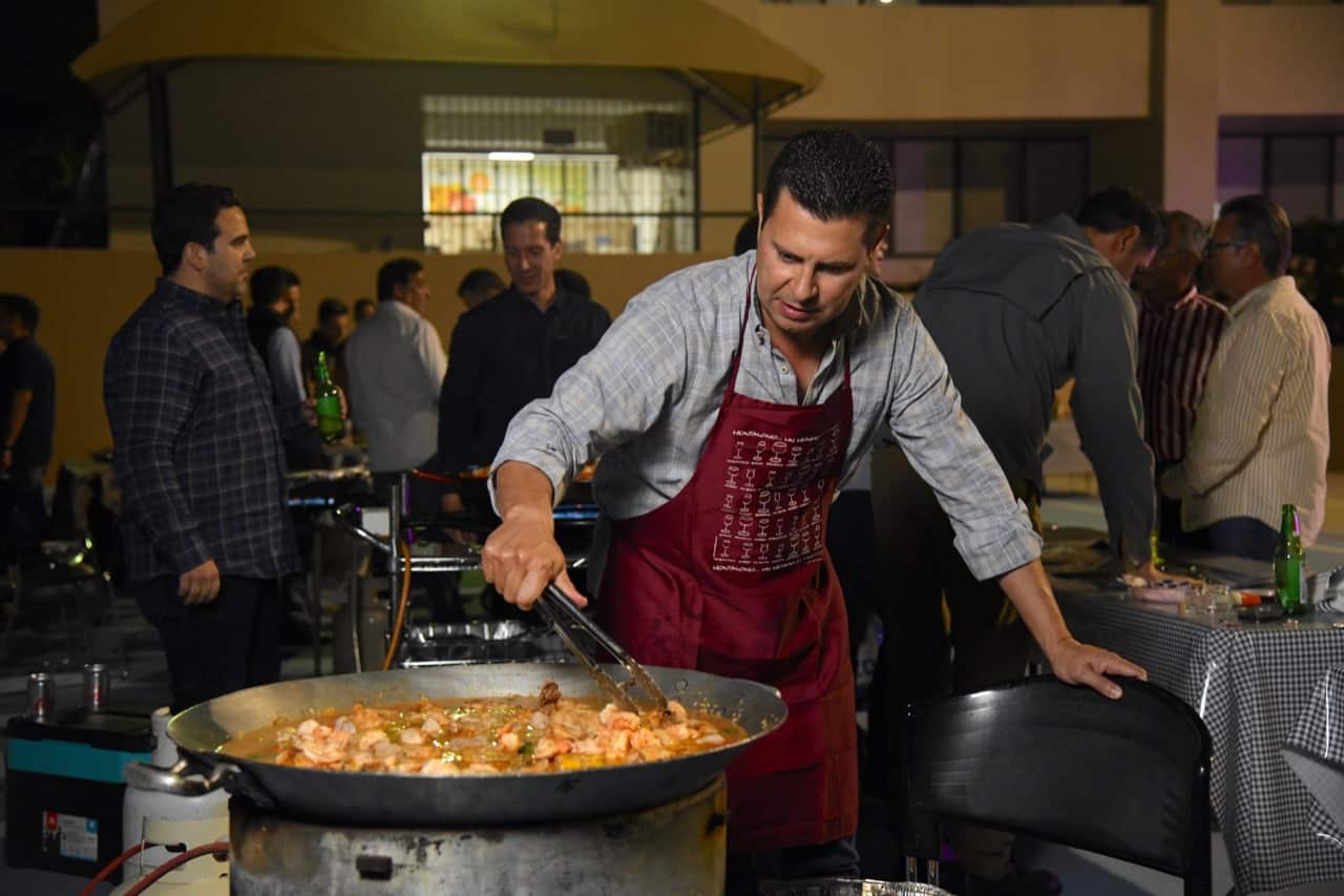 Familia Thezia conviven y ayudan con paellada