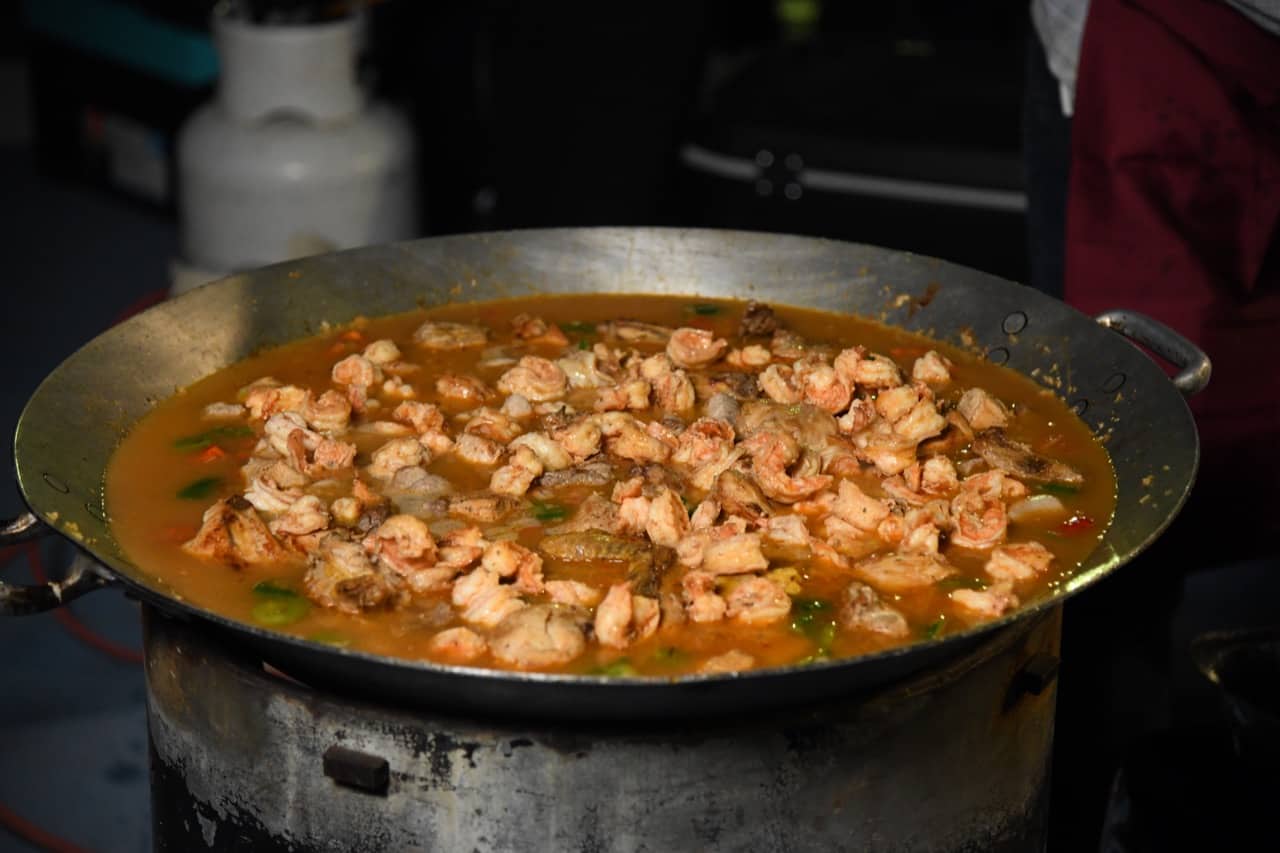 Familia Thezia conviven y ayudan con paellada