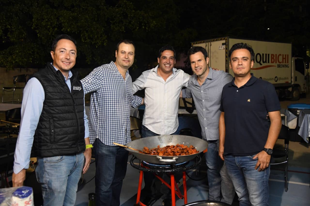 Familia Thezia conviven y ayudan con paellada