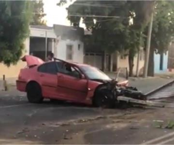 Auto se estrella contra expendio en la Olivares; hay un lesionado