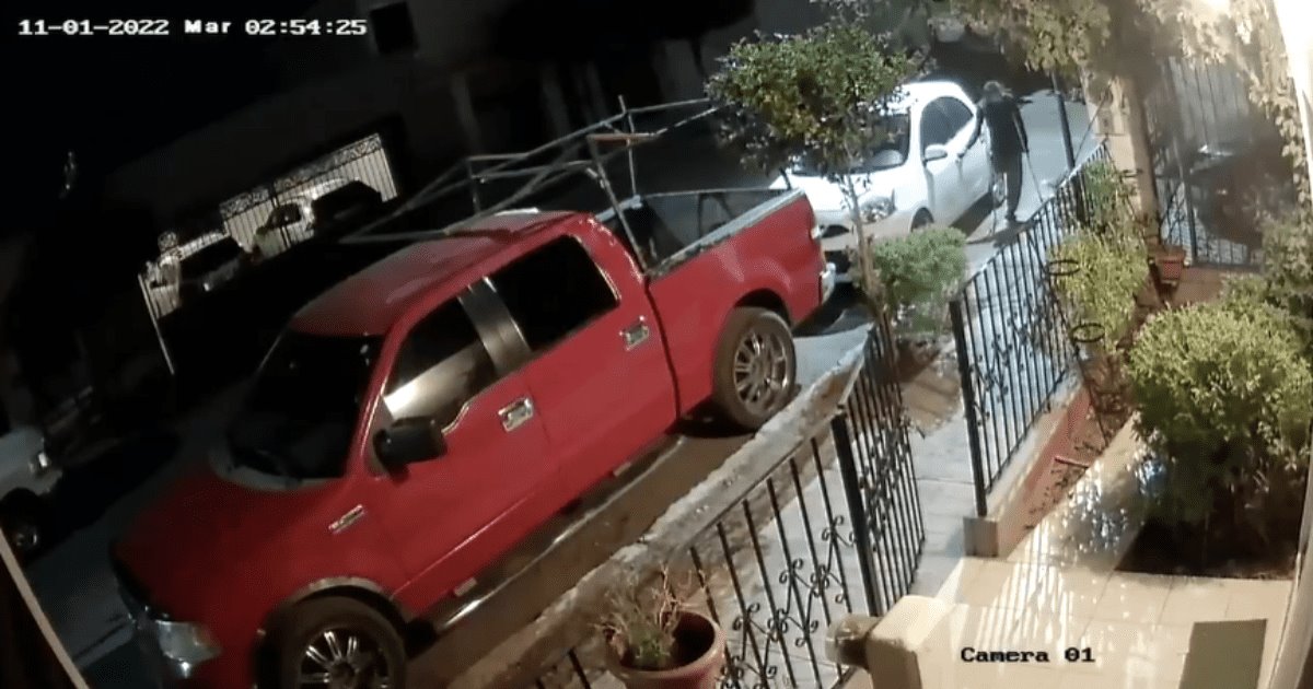 Video | Ronda por Hermosillo hombre que intenta abrir carros ajenos