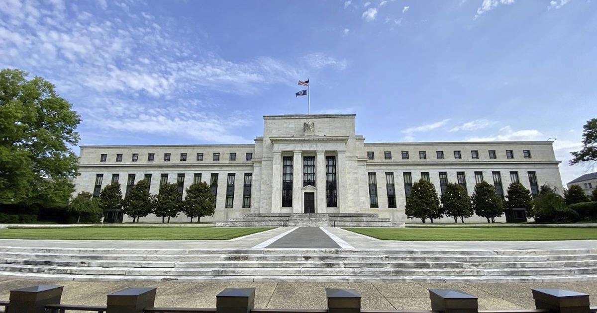 Peso se mantiene a la alta ante decisión del Fed