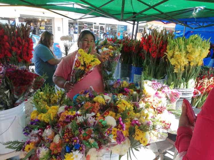 Día de Muertos: Precios de susto en flores para los fieles difuntos