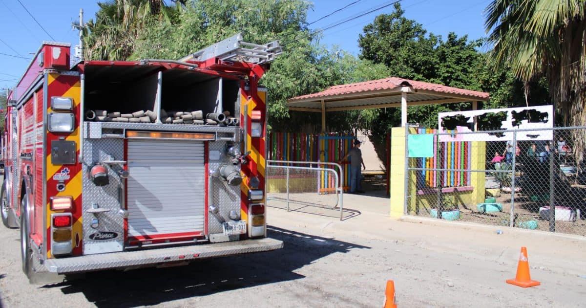 Bomberos controlan corto circuito al lado de un jardín de niños