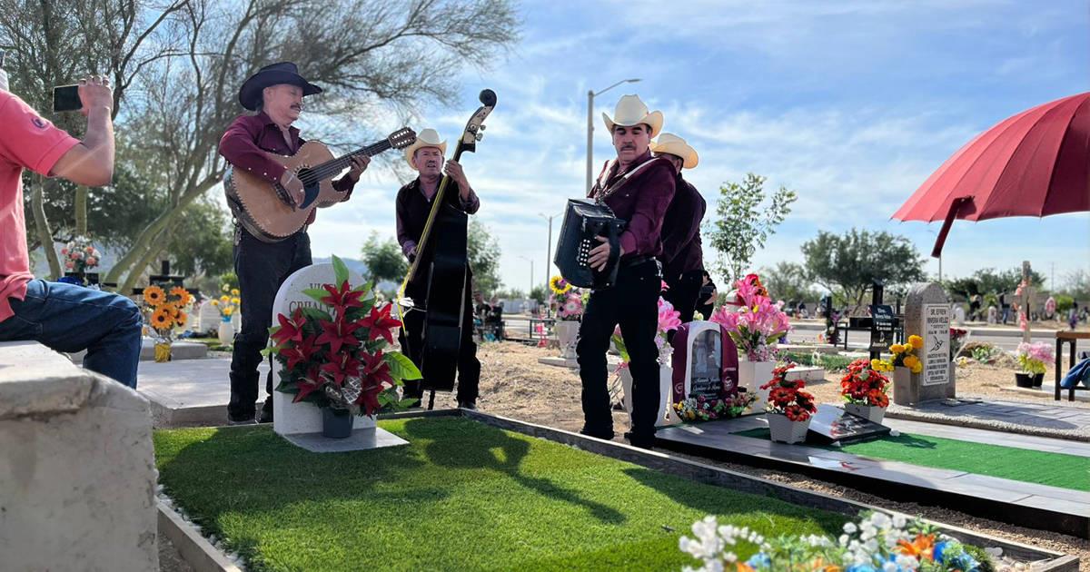 Conmemoran con música a sus seres queridos en Día de Muertos