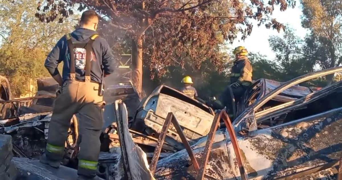Bomberos sofocan incendio de un yunke al poniente de Hermosillo