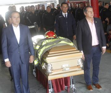 Autoridades, familia y bomberos homenajean al maquinista Raúl Sasturain