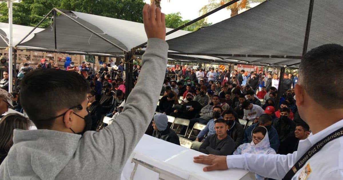 Jóvenes acuden al sorteo del Servicio Militar en Hermosillo