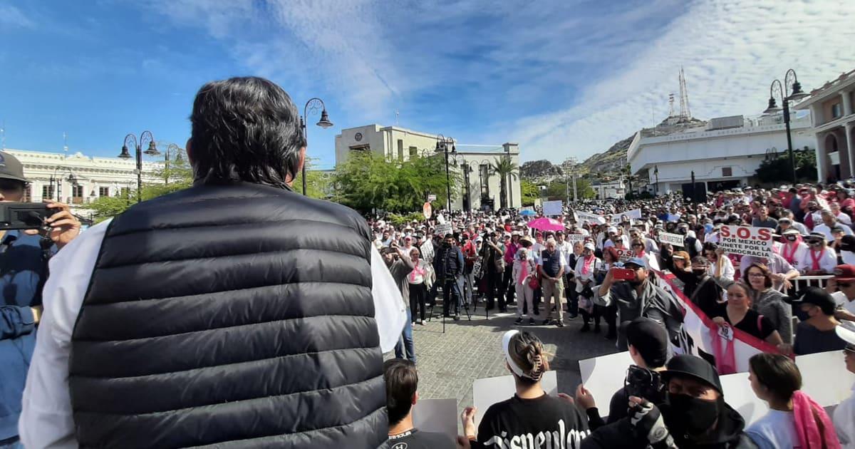 Marchan hermosillenses en defensa del INE