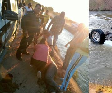 Policías rescatan a un hombre de morir ahogado tras caer en canal de Cócorit