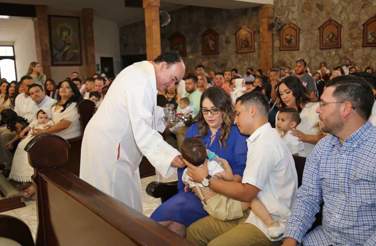 Recibe Sebastián primer sacramento