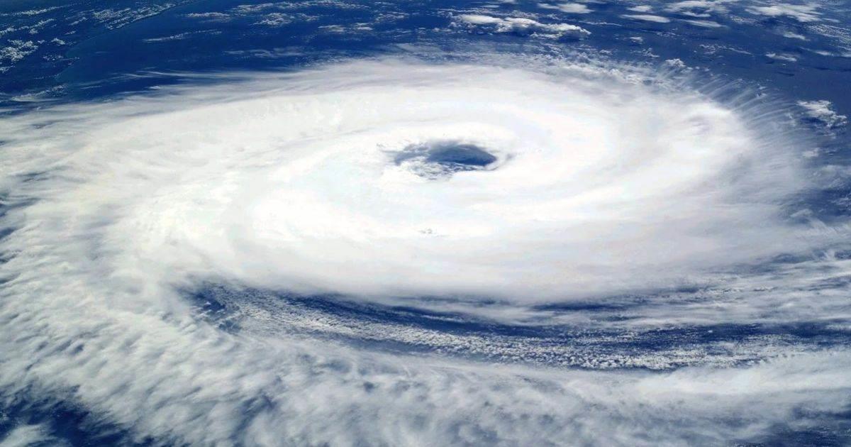 ¿Quién le da nombre a los ciclones y huracanes?