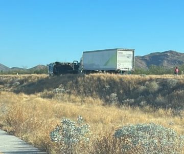 Volcamiento en la carretera Guaymas-Hermosillo bloquea el paso