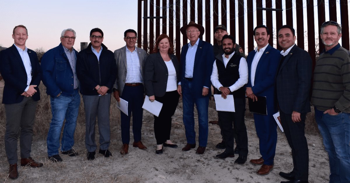 Ken Salazar visita la frontera sonorense de Nogales