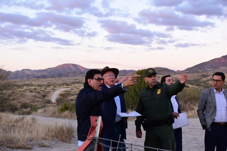 Ken Salazar visita la frontera sonorense de Nogales