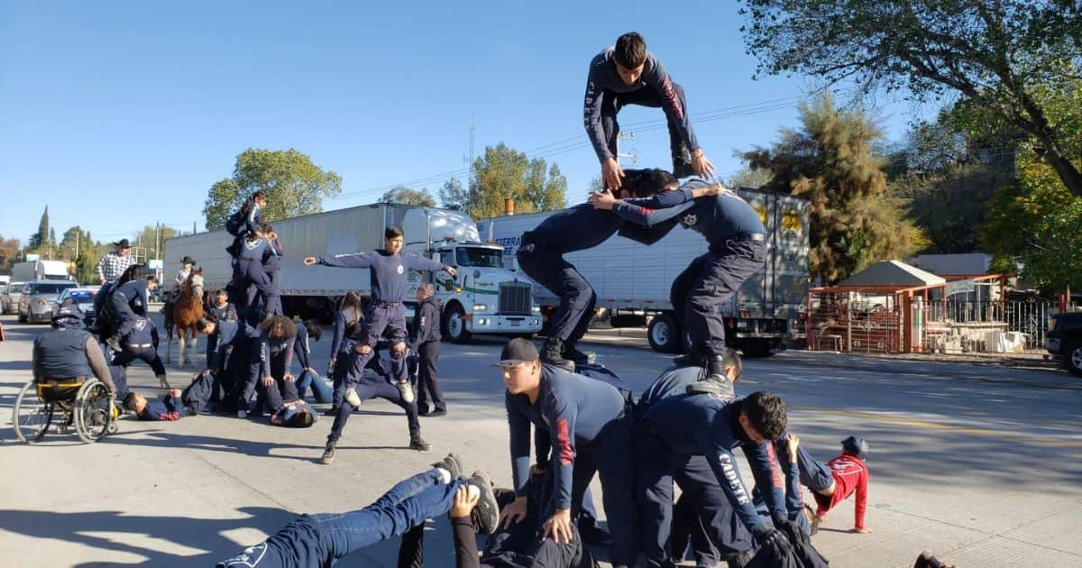 Cibuta se adelanta con desfile revolucionario