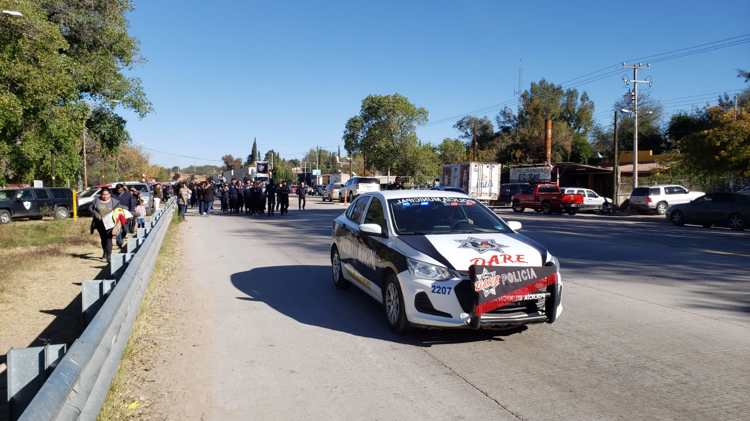 Cibuta se adelanta con desfile revolucionario