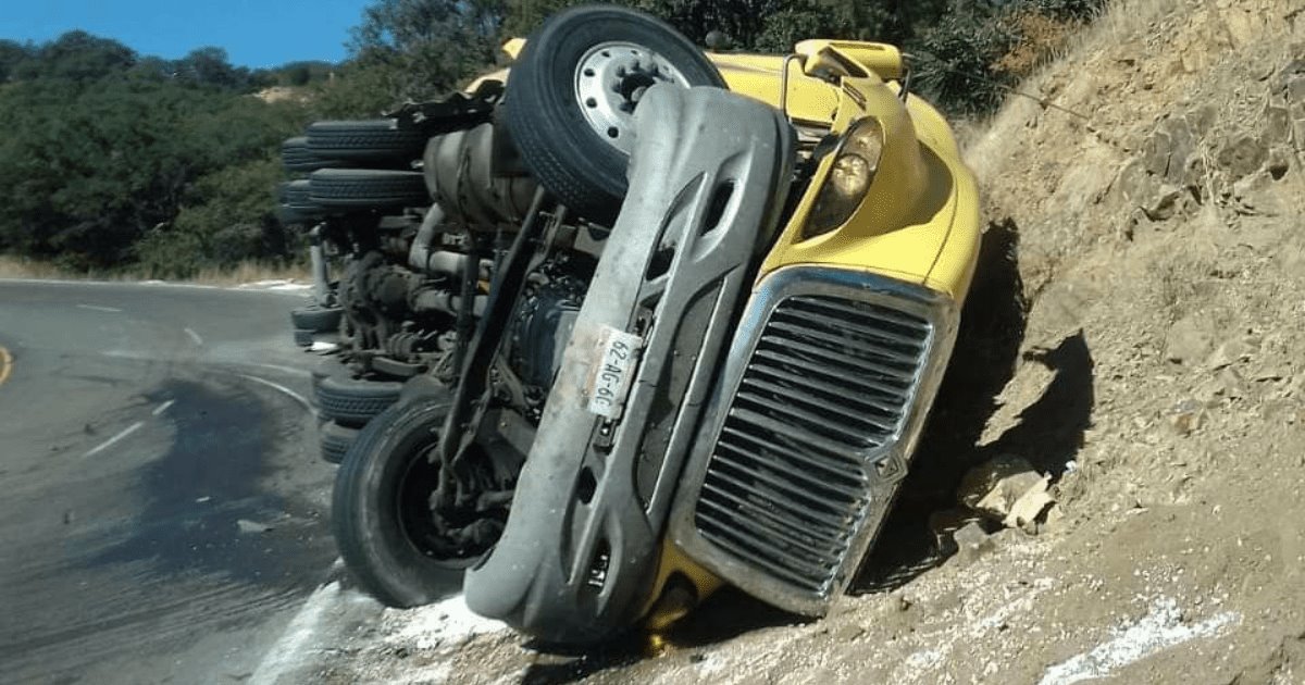 Un segundo tráiler se vuelca sobre la carretera Cananea-Imuris