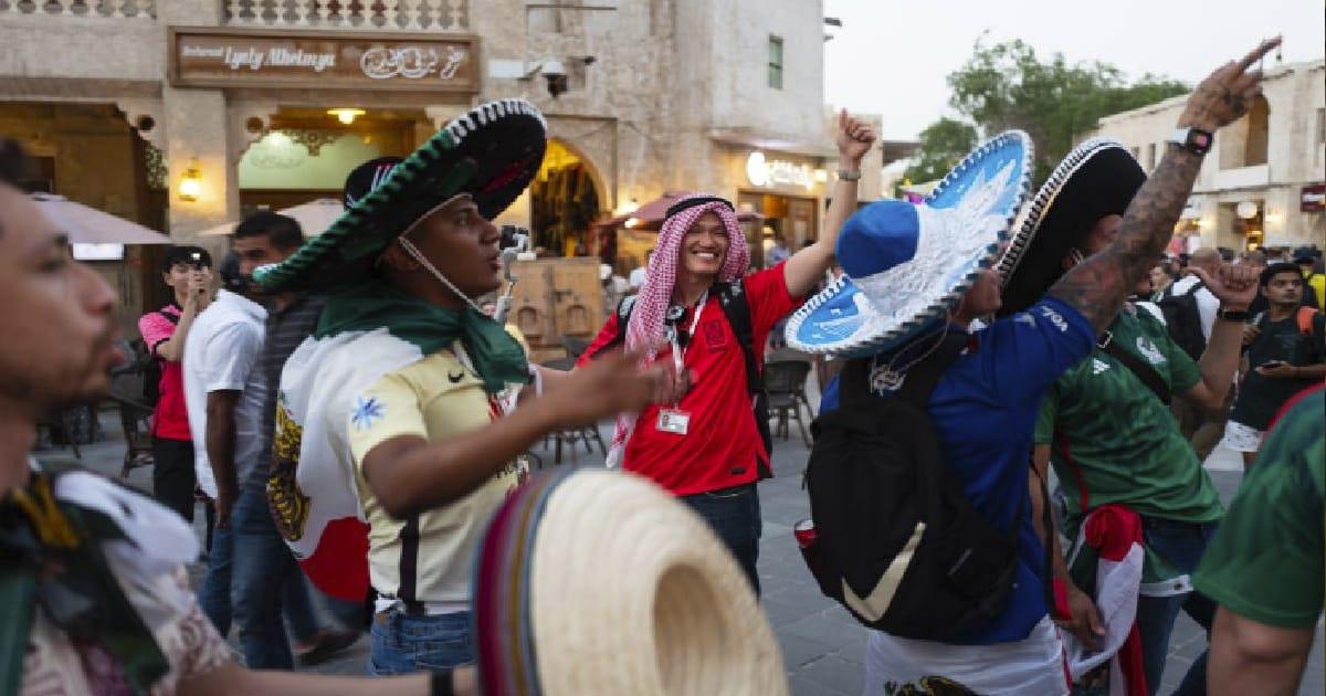 Aficionados mexicanos muestran famoso grito a qataríes