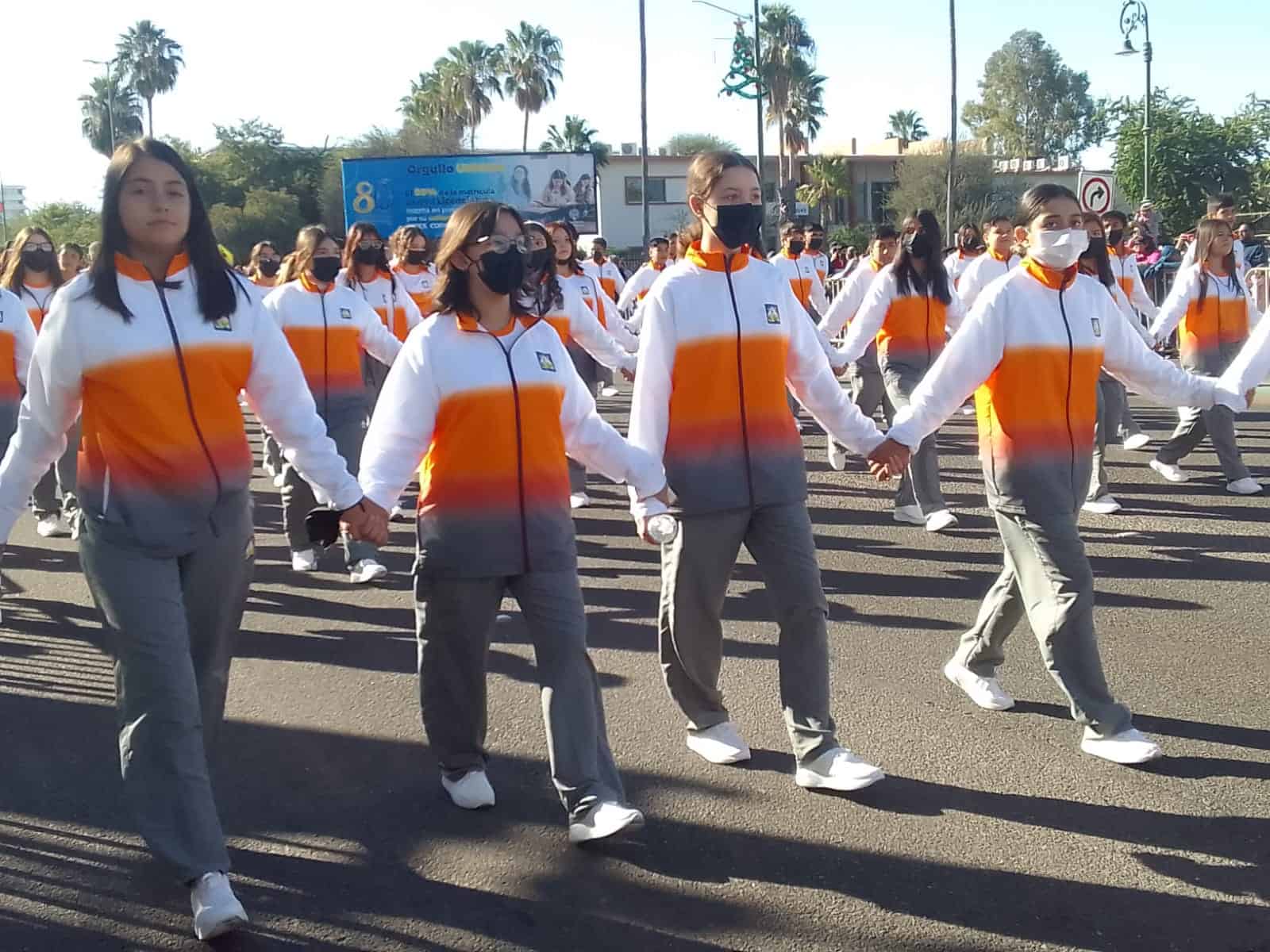 Hermosillenses disfrutan del desfile del 20 de noviembre