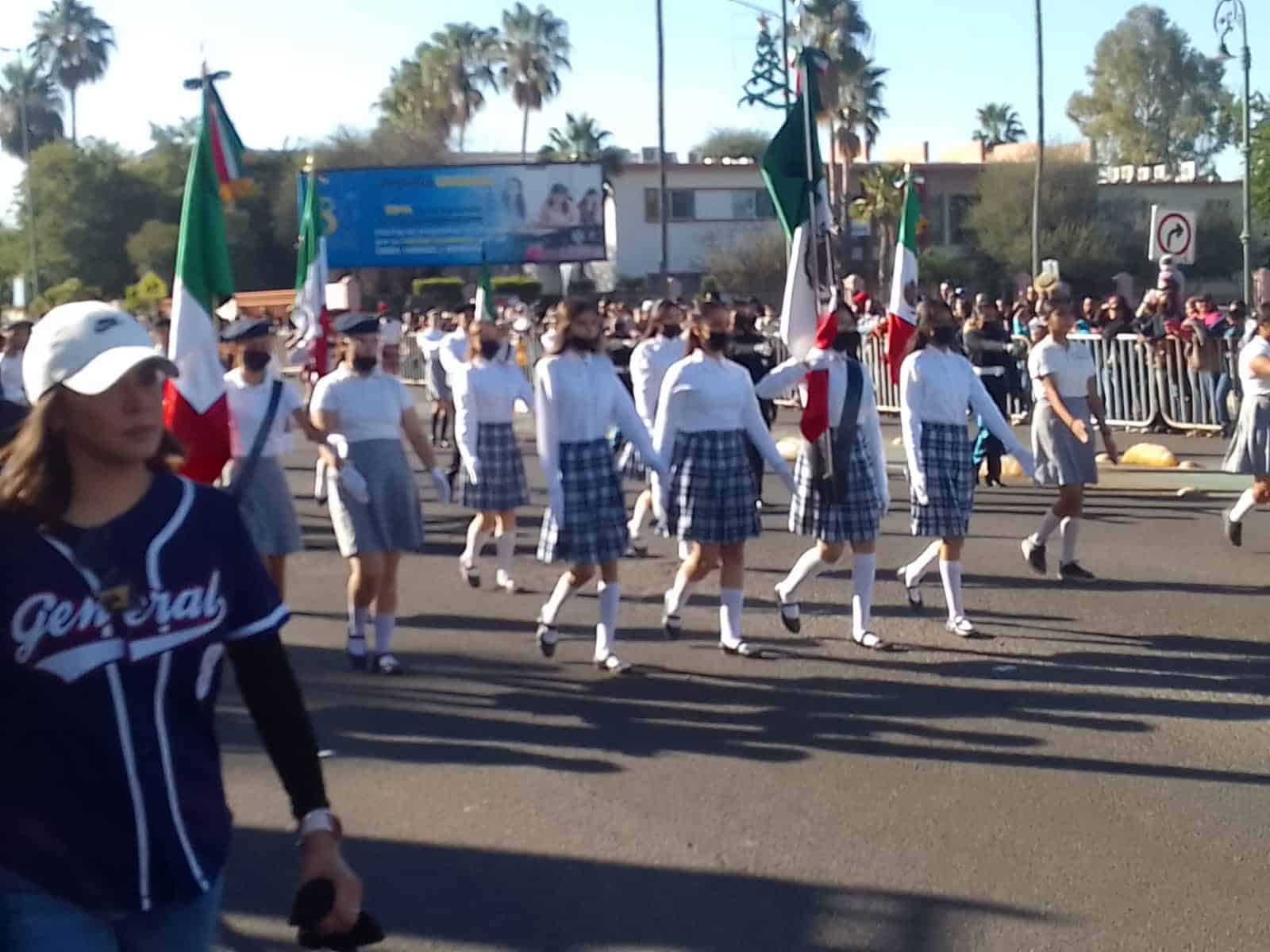 Hermosillenses disfrutan del desfile del 20 de noviembre