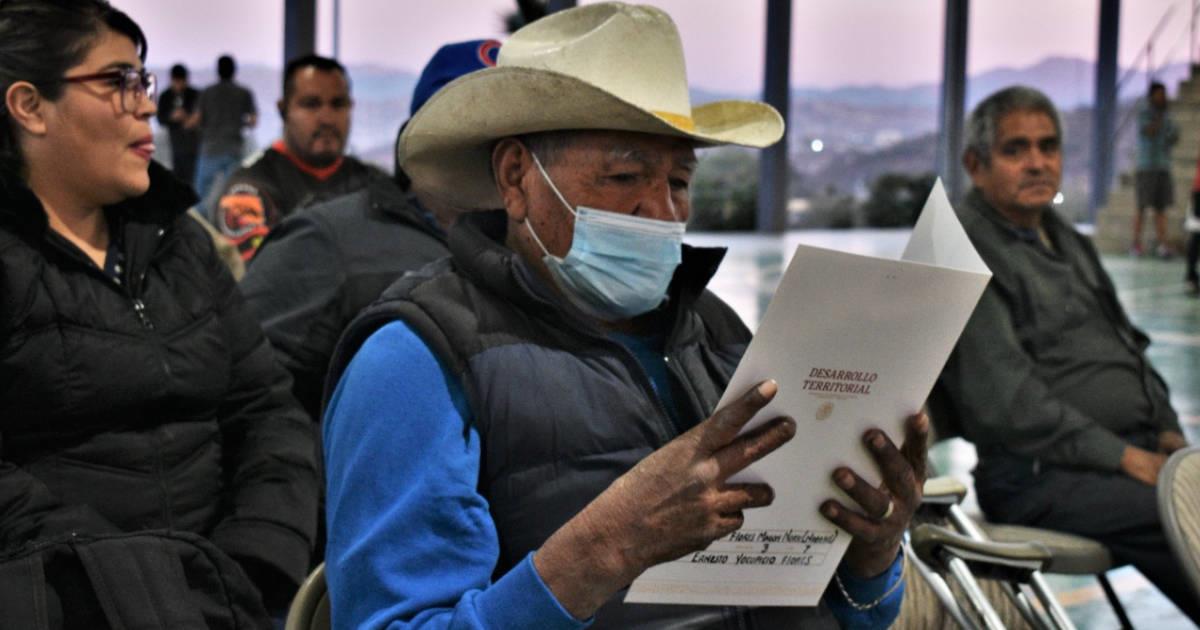 El Indio Yocupicio y otras 16 familias reciben las escrituras de su casa