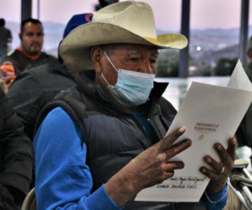 El Indio Yocupicio y otras 16 familias reciben las escrituras de su casa