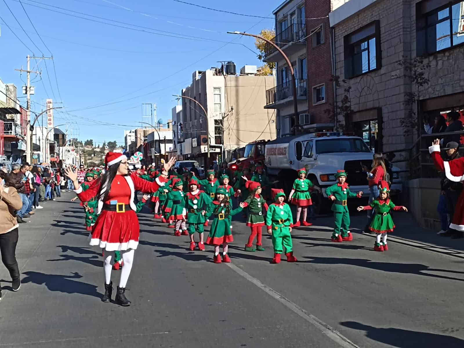 Niños con discapacidad protagonizan desfile navideño