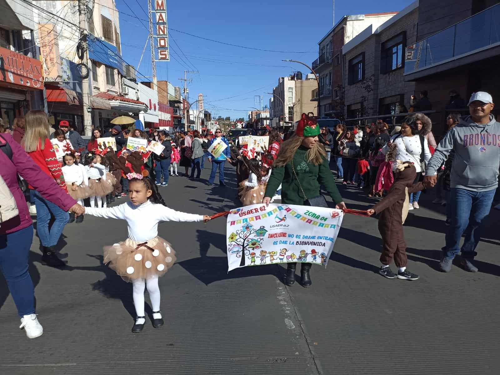 Niños con discapacidad protagonizan desfile navideño