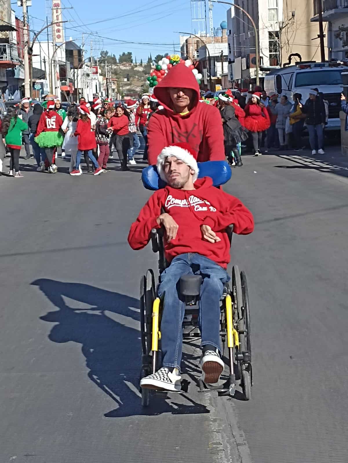 Niños con discapacidad protagonizan desfile navideño