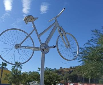 Instalan monumento a los ciclistas fallecidos en accidentes viales