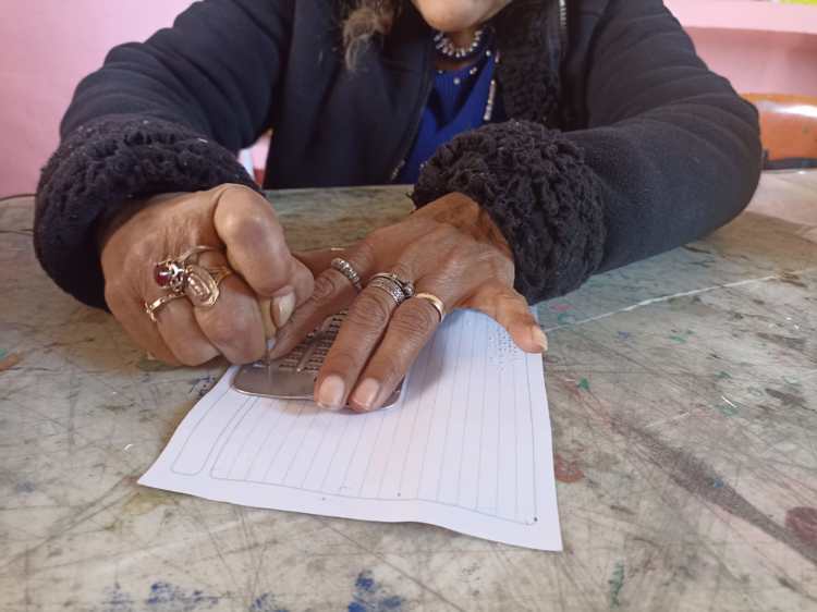 La maestra Sonia se jubila tras casi 30 años de enseñanza de sistema braille